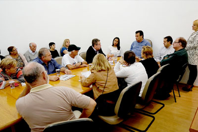 Prefeito dá prazo para fim de obras da canalização do Poá durante reunião com moradores