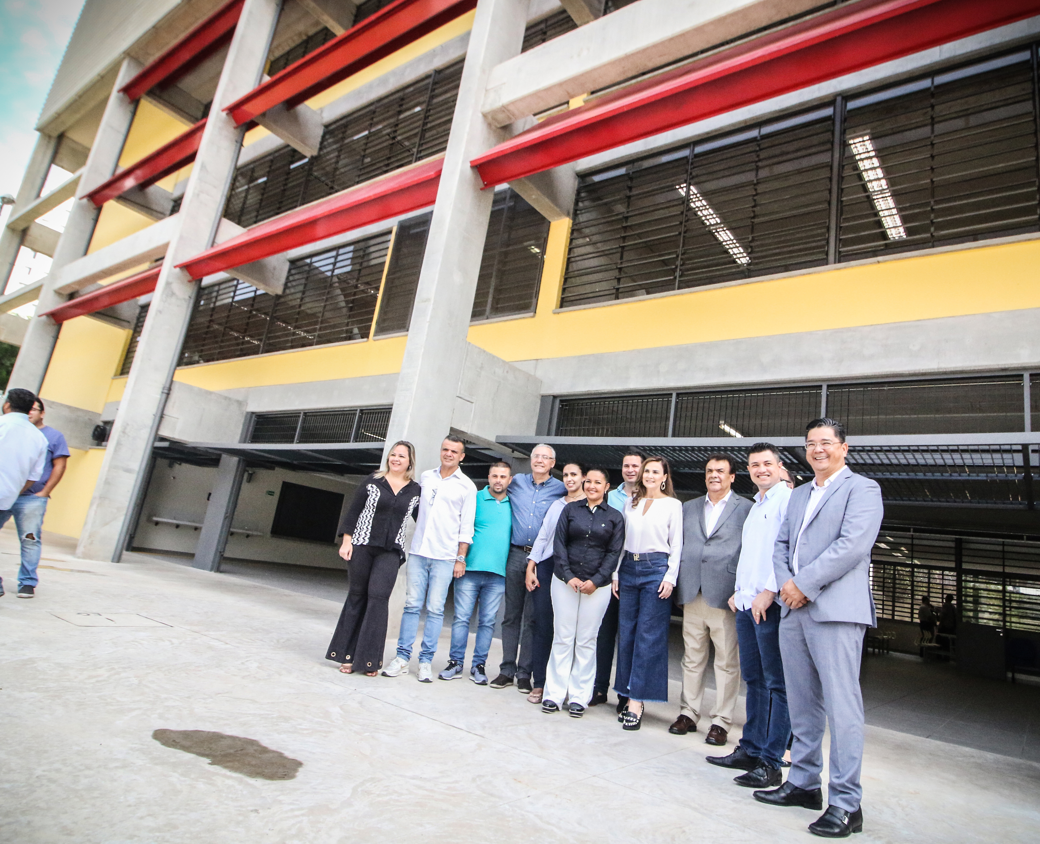 Vereadores, prefeito e deputada Analice Fernandes visitam Etec Taboão