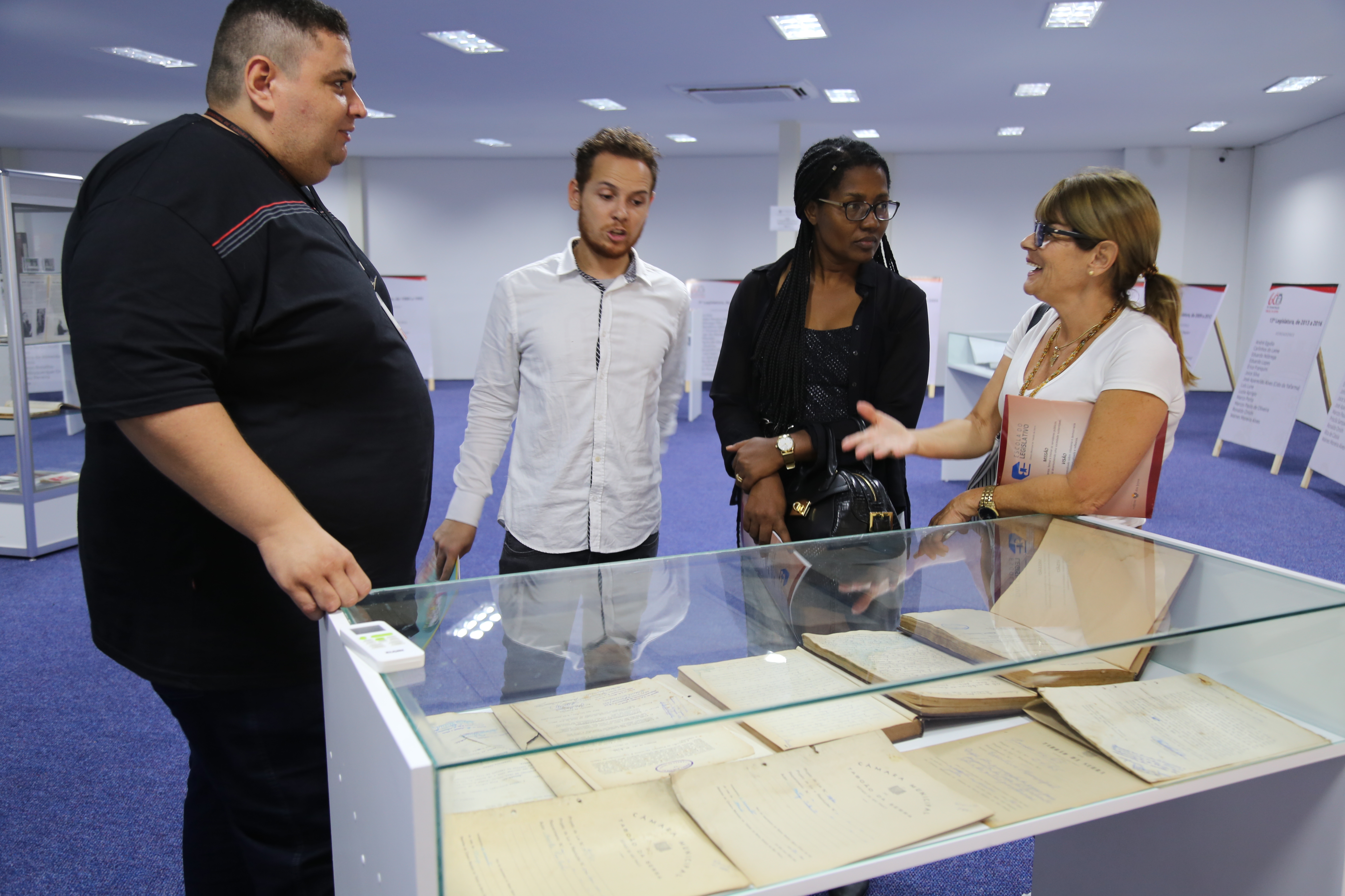 Exposição 60 anos de emancipação é visitada por professores de história de Taboão