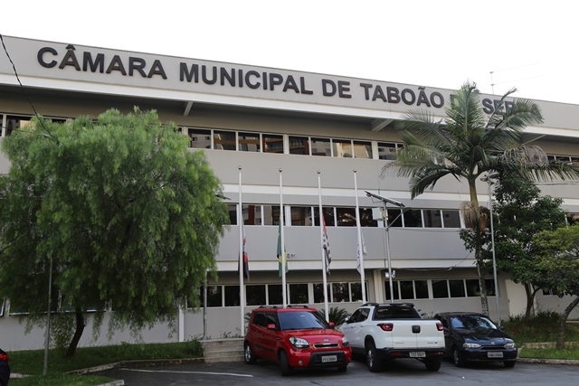 Câmara de Taboão coloca bandeiras à meia haste em luto por tragédia em Suzano