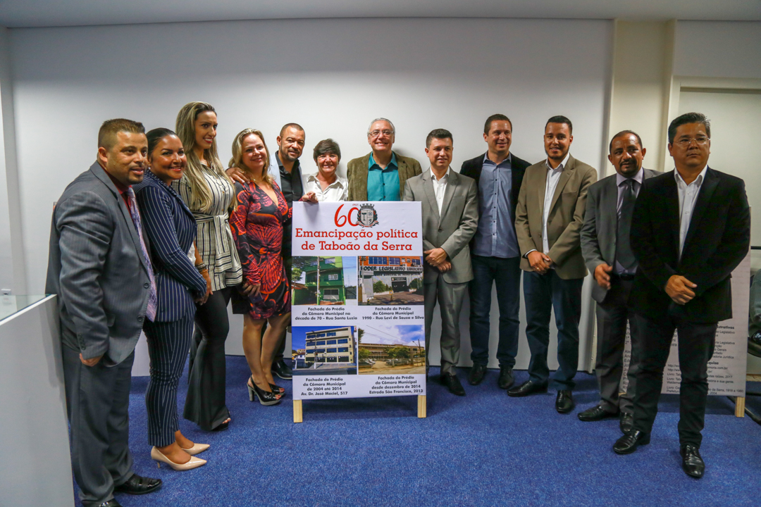 Vereadores de Taboão visitam exposição que celebra 60 anos da cidade